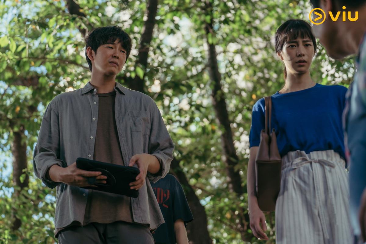 尹鈞相（左）與朴智妍合演驚悚懸疑劇集《玫瑰公寓》。（大會提供）