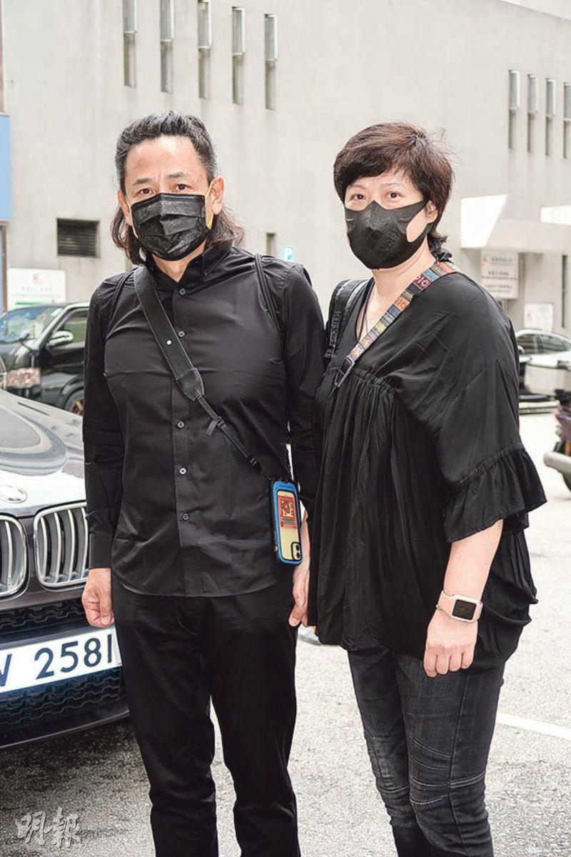 黃澤鋒（左）與太太陳麗麗昨日到殯儀館為亡母辦喪禮。（攝影/記者：林蘊兒）