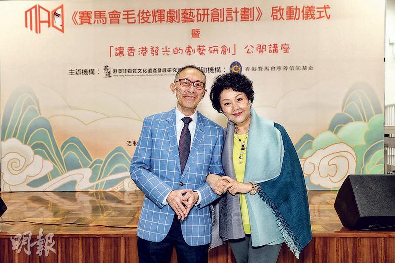 毛俊輝（左）與太太胡美儀恩愛合照。（攝影/記者：林蘊兒）