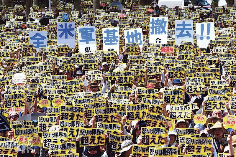 2016年，日本沖繩舉行縣民大會，就同年美軍基地人員強暴並殺害女性事件抗議。是當地20年來最大型的反美集會。(路透社)
