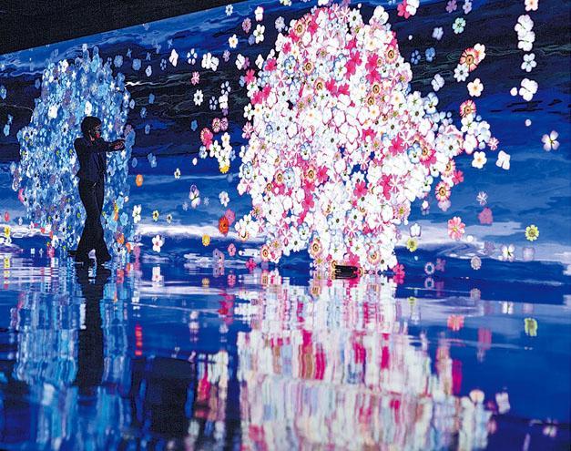 場內設有長16米高3米的LED互動屏幕，展示日本數碼藝術家山下晶子的互動藝術作品Hana Fubuki（2019）。觀眾的手勢和動作成為推動裝置的風向，熒幕中的櫻花會跟隨舞動。（大會提供）
