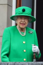 2022年6月5日，英女王身穿綠色套裝，撐着拐杖現身白金漢宮陽台。（法新社）