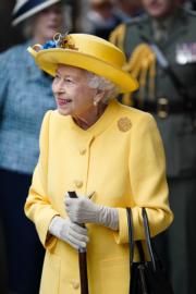 2022年5月17日，英女王以黃色套裝亮相倫敦Paddington Station，為新鐵路線伊利沙伯線揭幕。96歲的英女王面帶笑容，看上去精神奕奕。（法新社）