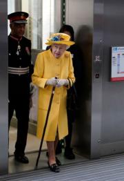 2022年5月17日，英女王以黃色套裝現身倫敦Paddington Station，為新鐵路線伊利沙伯線揭幕。（法新社）