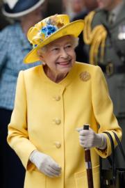 5月17日，英女王以黃色套裝亮相倫敦Paddington Station，為新鐵路線伊利沙伯線揭幕，她面帶笑容，看上去精神奕奕。（法新社）