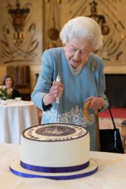 2022年2月5日，英女王切蛋糕慶祝登基白金禧。（法新社）