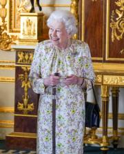 2022年3月23日，英女王穿上春裝，在溫莎堡觀看Halcyon Days製作的手工藝品。（法新社）
