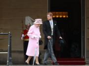 2019年5月29日，英女王（左）及哈里王子（右）在倫敦出席花園派對。（法新社）
