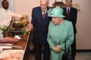 2019年5月22日，英女王（右）在倫敦參觀英國超市Sainsbury's。（法新社）
