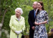 2019年5月20日，英女王（左起）、威廉王子和凱特遊覽切爾西花展。（法新社）