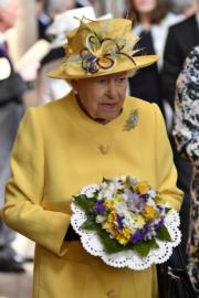 2019年4月18日，英女王伊利沙伯二世身穿黃色外套出席活動。（法新社）