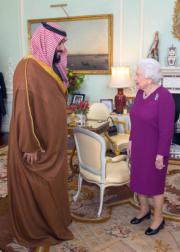 2018年3月7日，英女王（右）與沙地阿拉伯王子Mohammed bin Salman於白金漢宮會面。（法新社）