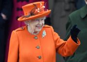 2017年12月25日，英女王身穿鮮橙色外套出席王室聖誕崇拜。（新華社圖片）