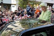 2016年4月21日，英女王90歲生日在倫敦西部與民眾見面。（法新社）