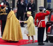 2011年，英女王（中）穿上櫻草花黃色衣服，出席英國劍橋公爵伉儷威廉王子和凱特婚禮。（The British Monarchy flickr圖片）