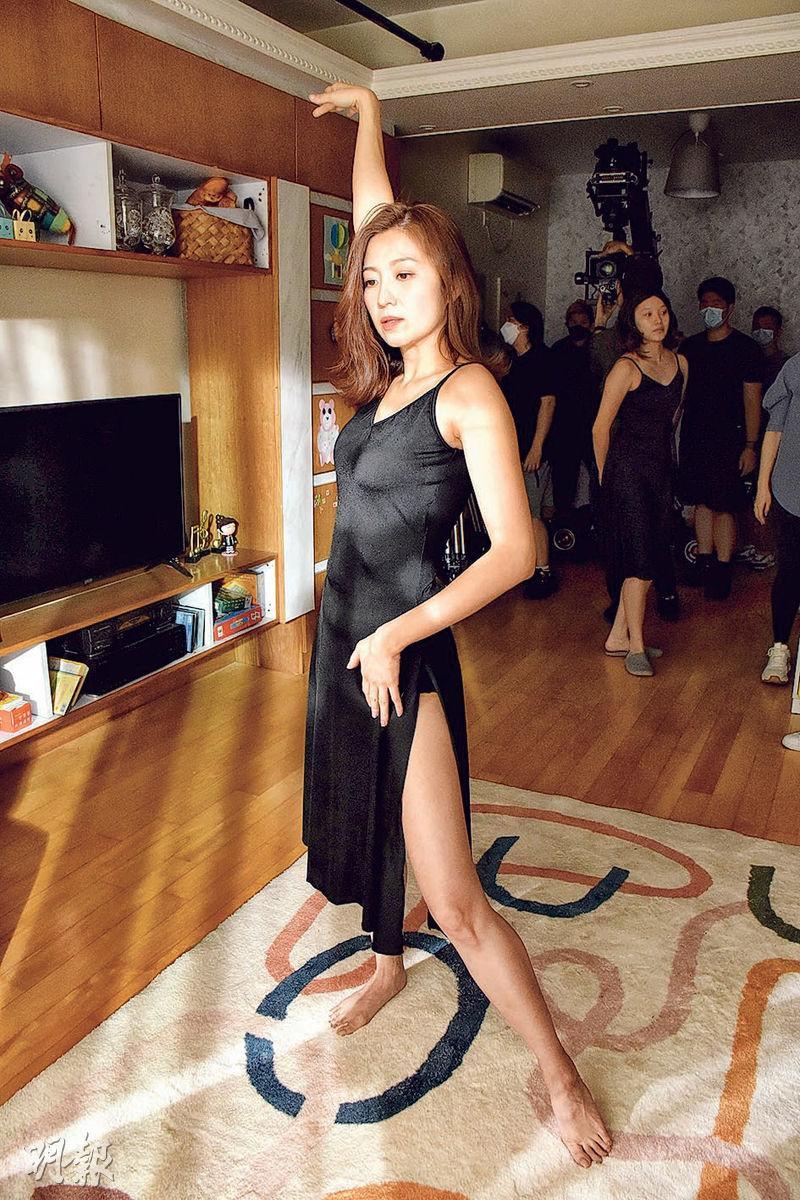 穿性感吊帶裙的陳自瑤，為保持最弗身材不敢吃早餐。（攝影：鍾偉茵）