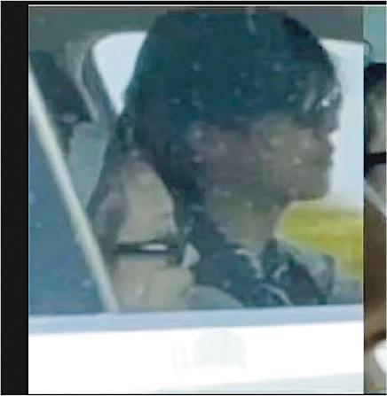 有網民上載疑似Jennie（左）跟V（右）在濟州遊車河的合照，緋聞甚囂塵上。