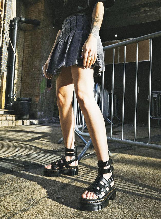 女裝羅馬涼鞋：鞋款採用Nappa Lux皮革製成，飾有簽名式黃色貼邊縫線，配以抗菌軟木鞋牀，讓雙腳在炎夏保持清爽，設計獨特卻不失實穿度。Ricki Gladiator Sandals $1399（品牌提供）