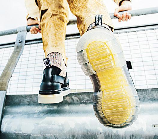 氣墊鞋底是品牌的標記之一，其彈性氣墊鞋底（AirWair with Bouncing Soles）技術，據稱能吸收地面震動，減少腳部受震且透氣度高；2022春夏季度，品牌更為Pearson系列換上透明鞋底，令造型更顯夏日涼感。（品牌提供）