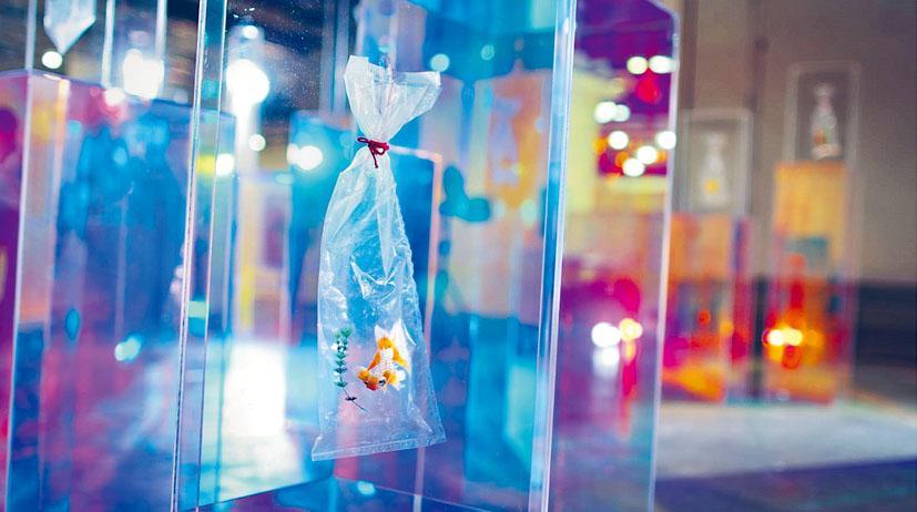 Art Basel的大型裝置作品中，藝術家許開嬌的作品《膠袋刺繡：香港金魚街二》較多觀眾參觀及拍照打卡。（畫廊提供）