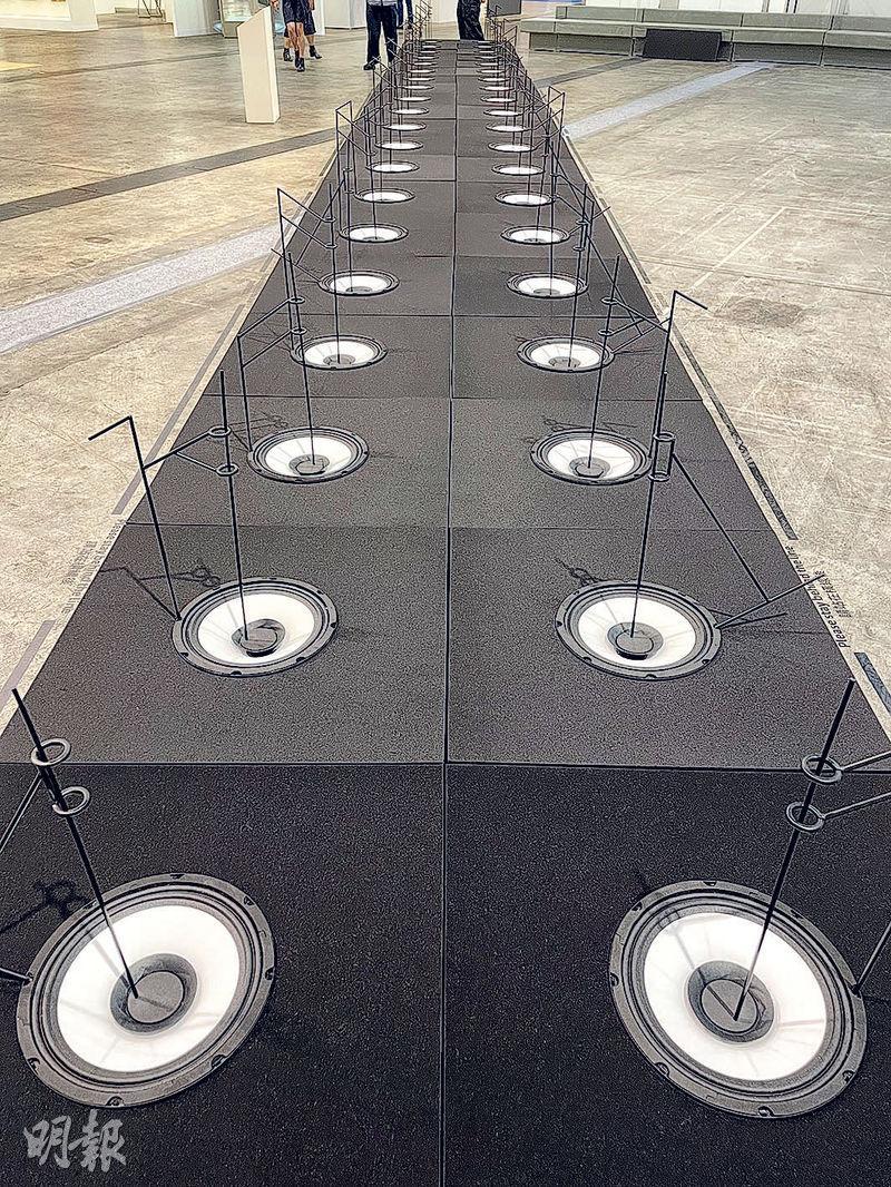 媒體藝術家梁基爵在2015年創作《忐忑》，此聲音藝術裝置會播放梁基爵錄下自己的心跳聲，而低頻的心跳聲又會驅動動力裝置並使其發出新的聲音。（胡筱雯攝）