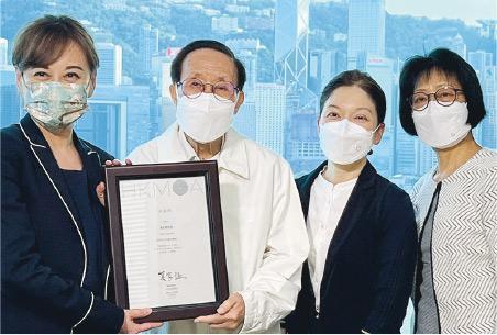 捐贈畫作——余元佳（左二）捐贈《千呎香江圖卷》予香港藝術館，獲頒發感謝狀。（受訪者提供）