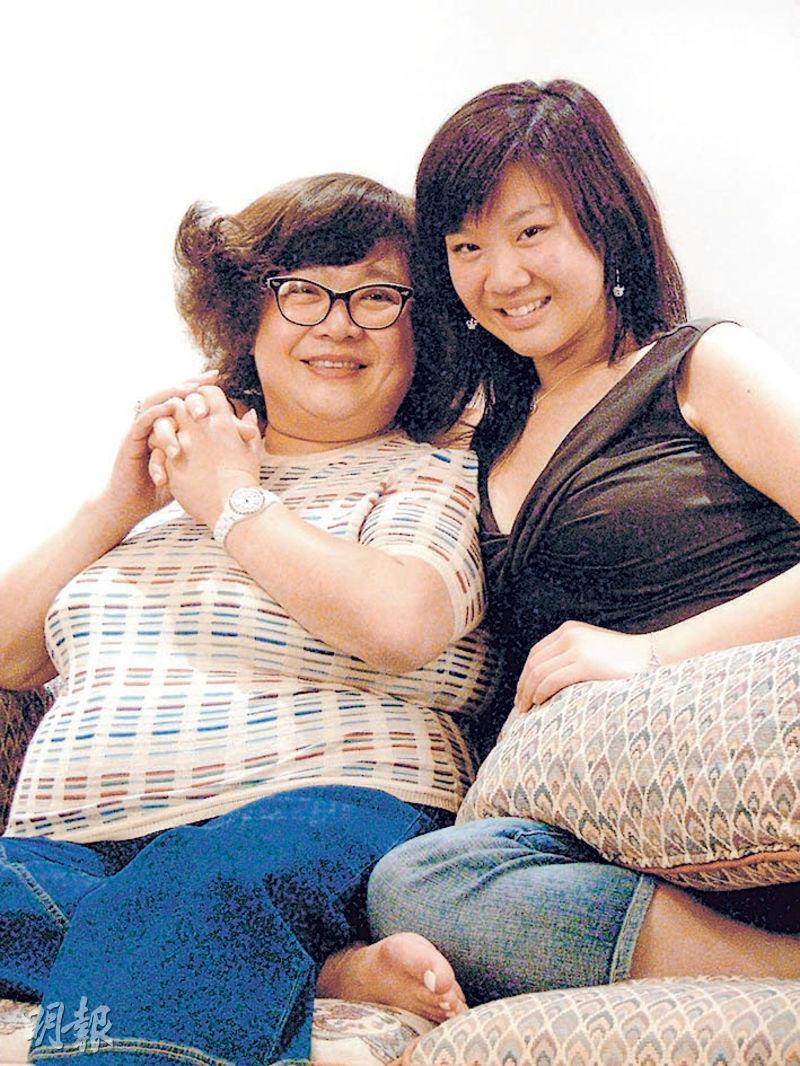 欣宜（右）不負肥姐（左）所望，近年在樂壇做出成績，除獲女歌手獎，還於下月在紅館開騷。（資料圖片）