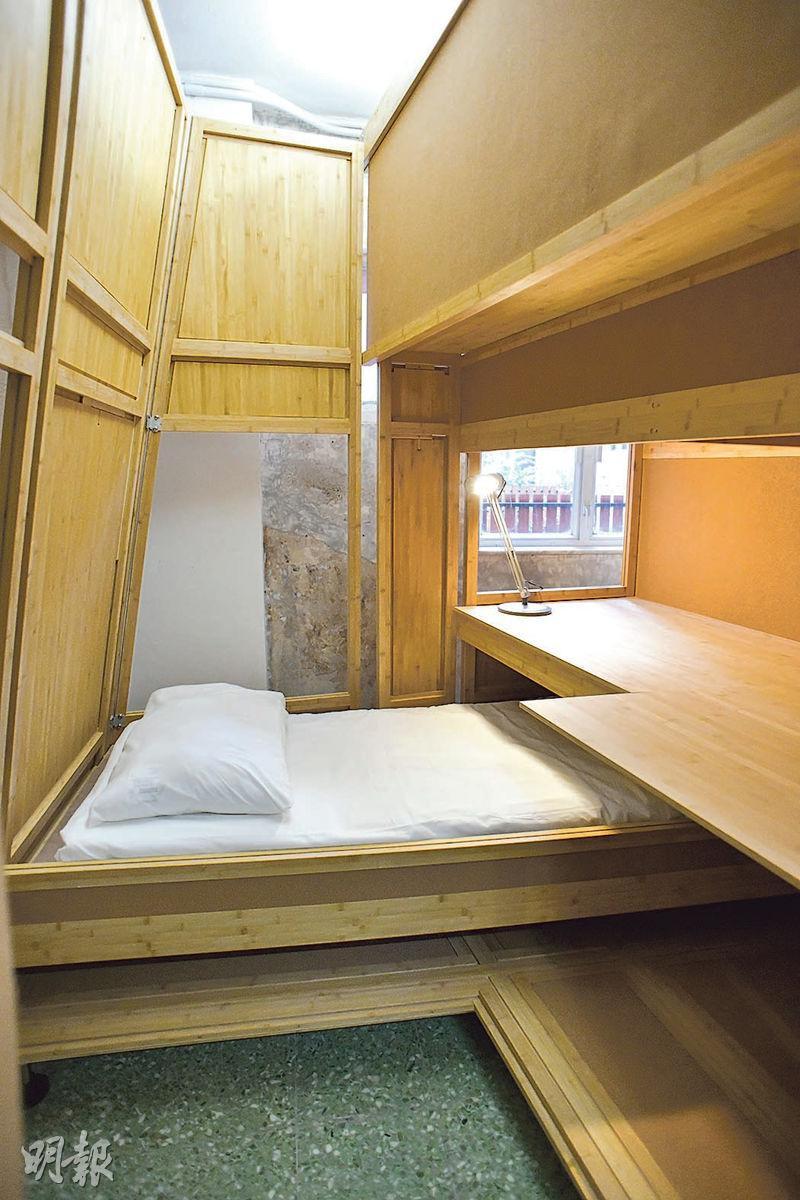 2樓有三組共可容納6人的組合房間，以複合竹物料砌成的睡牀，可隨空間的大小改動尺寸。（黃志東攝）