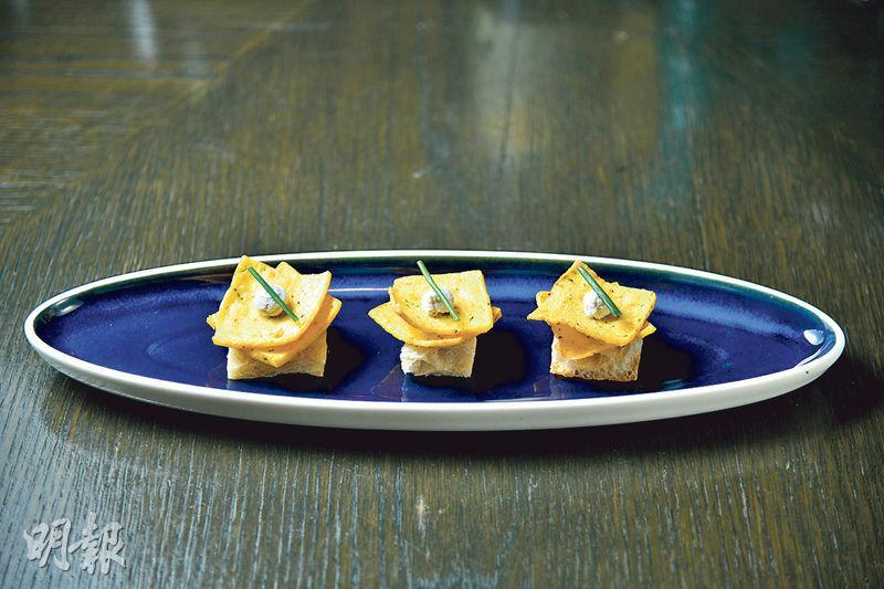 Panelle——炸鷹嘴豆泥餅是西西里島非常受歡迎的街頭小食，大廚在泥餅上加入松露，配上香草包一起食，更添現代風味。（$108）（黃志東攝）