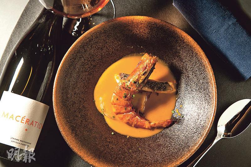 Crustacean Seafood Soup——海鮮濃湯建議搭配2020年的Domaine de Bellevue Maceration橙酒，柑橘與花香，清新滋味。（$388）（朱安妮攝）