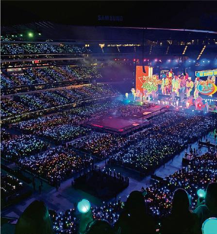 BTS去年在美國洛杉磯舉行演唱會，每場觀眾近5萬。這是新冠疫情爆發以來，BTS相隔兩年的首個海外大型騷，門票收入料約4億港元。（資料圖片）