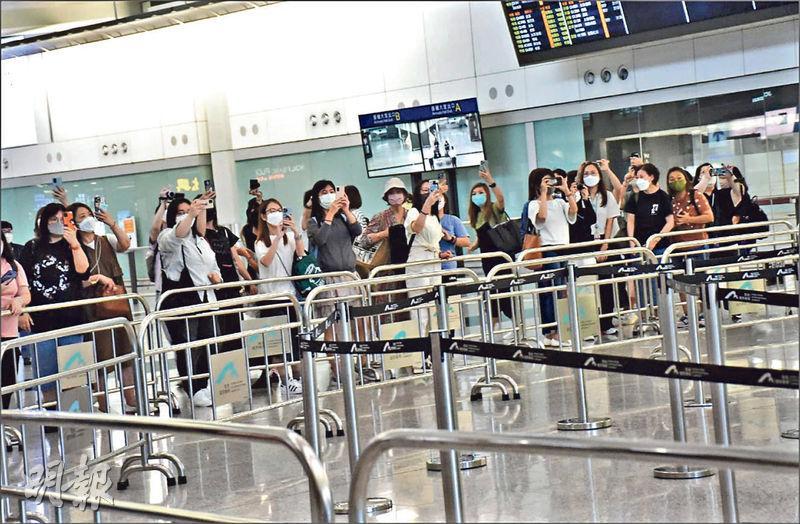得知偶像姜濤昨日返港，大批姜糖到機場接機。（攝影：鍾偉茵）