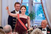 2022年6月17日，挪威公主Ingrid Alexandra （中）舉行18歲生日官式晚宴。（法新社）