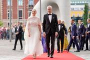 2022年6月16日，挪威公主Ingrid Alexandra（左）由挪威首相斯特勒（右）陪伴，出席政府為賀公主18歲而設的宴會。（法新社）