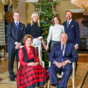 挪威王室2021年聖誕前夕發放王室家庭照，圖為挪威國王哈拉爾五世與王后索尼婭（前排），以及王儲哈康伉儷與兩名子女。（Kongehuset facebook圖片）