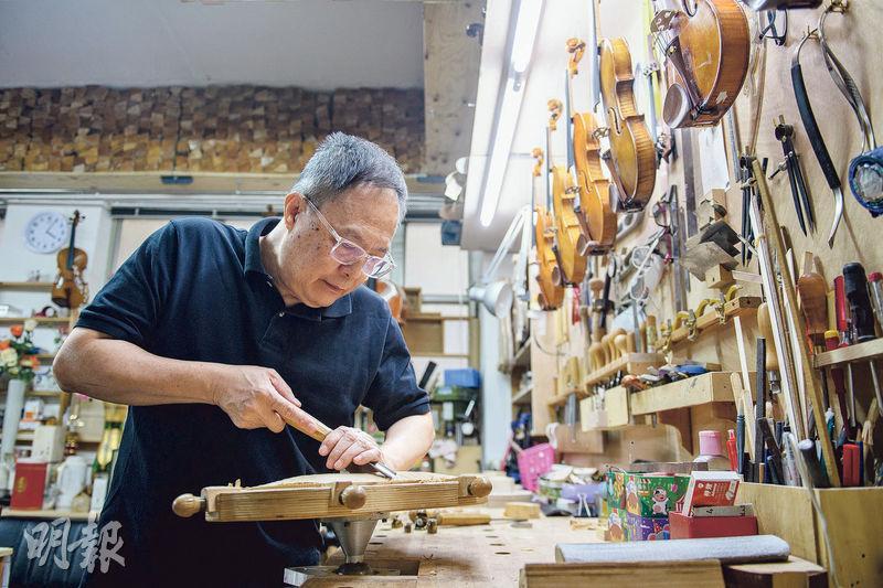 巧手打造——琴匠黃煒權的工作室放置了大大小小不同工具，又儲藏了大批古木，為每個提琴的誕生做好準備。匠人以雙手一下又一下反覆刨鑿，不止要將木頭打造成樂器，更要讓它們發出激動人心的好聲音。（賴俊傑攝）