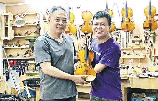 惺惺相惜——「他（Roy，右）對音樂的追求，對提琴的熱愛，很感動我。」黃煒權（左）亦借出了一些手工提琴給香港共融樂團團員在慈善音樂會中使用，讓樂團的音色更優美。（受訪者提供）