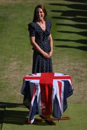 2022年7月10日，凱特穿上海軍藍色波點裙，出席溫布頓網球錦標賽頒獎典禮。（法新社）