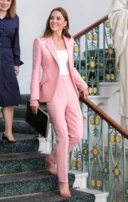 2022年6月16日，凱特穿着粉紅色西裝外套及同色長褲，在倫敦出席活動。（法新社）