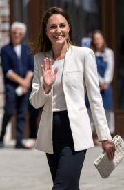 2022年6月8日，凱特身穿白色外套黑色長褲配搭白色Clutch，在倫敦出席活動。（ 法新社）