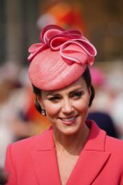 2022年5月18日，凱特以珊瑚色連身裙及珊瑚色配粉色禮帽亮相倫敦白金漢宮花園派對。（法新社）