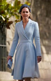 2022年4月17日，英國劍橋公爵伉儷威廉王子和凱特，與喬治小王子和夏洛特小公主出席復活節周日崇拜。凱特穿着的粉藍色連身裙，在2017年外訪盧森堡時亦穿過。（法新社）