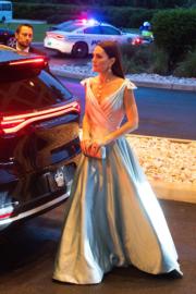 2022年3月25日，威廉凱特在巴哈馬出席晚宴，凱特穿了藍色緞面長裙，拿着同色clutch。（法新社）