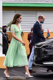 2022年3月25日，威廉凱特在巴哈馬出席活動，凱特穿了淺綠色長裙。（法新社）