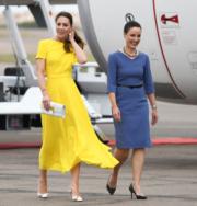 2022年3月22日，凱特（左）抵達牙買加。（法新社）