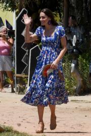 2022年3月20日，凱特在伯利兹出席活動時穿了藍色底白色花花裙，充滿熱帶風情度假感覺。（法新社）