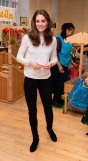 2020年1月29日，凱特探訪倫敦一間幼兒園，她穿上簡約的米白色上衣和黑色長褲。（法新社）