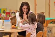 2020年1月29日，凱特探訪倫敦一間幼兒園，並幫忙招待小朋友吃早餐。（法新社）