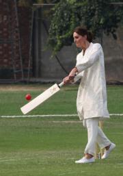【威廉凱特首次訪巴基斯坦】2019年10月17日，凱特穿上淺色長衫亮相，嘗試打板球。（法新社）