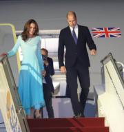 【威廉凱特首次訪巴基斯坦】2019年10月14日，威廉和凱特抵達巴基斯坦，凱特以水藍漸變色長身衣服及長褲現身，飄逸優雅。（法新社）
